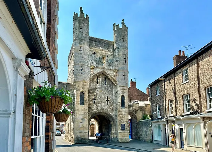 Minster Peek With Free Parking